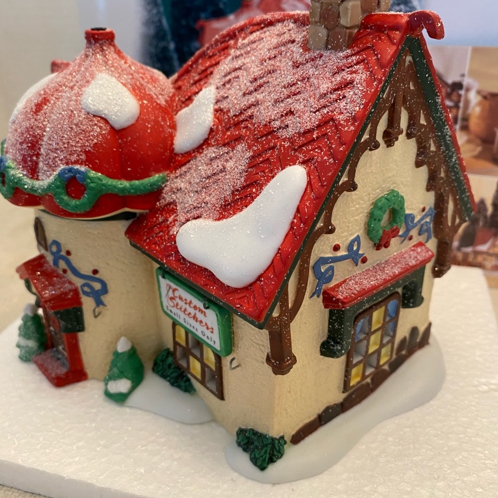 Dept 56 North Pole Series Elfland “Custom Stitchers” - Signed - Tested and works - Picture 8 of 10